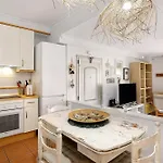 La Casita De *